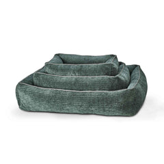 ALT-Text: Klassisches Hundebett NOVA in verschiedenen Größen, samtig in Grün mit erhöhtem Rand für optimalen Komfort.