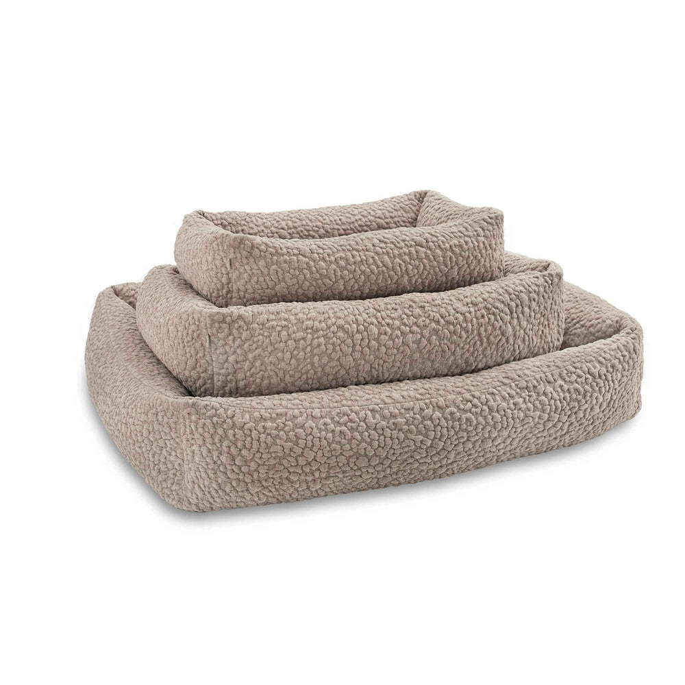 "Beige runde ORTHO Hundebetten BELLAGIO aus weichem Fleece, gestapelt, in verschiedenen Größen für maximale Gemütlichkeit."
