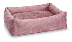 Hundebett CLASSIC ALLURE in sanftem Rosa mit samtiger Textur, rechteckig und erhöht für mehr Gemütlichkeit.