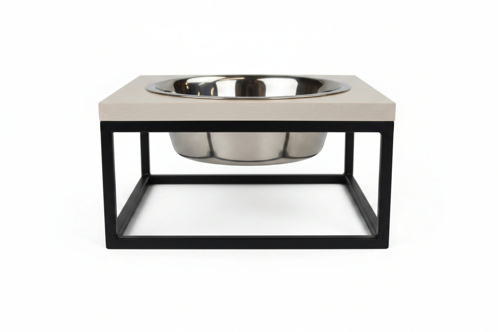 Moderner DoggyBowl aus Edelstahl mit schwarzem Metallgestell und beige-farbenem Untersetzer für Haustiere.