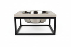 Moderner DoggyBowl aus Edelstahl mit schwarzem Metallgestell und beige-farbenem Untersetzer für Haustiere.