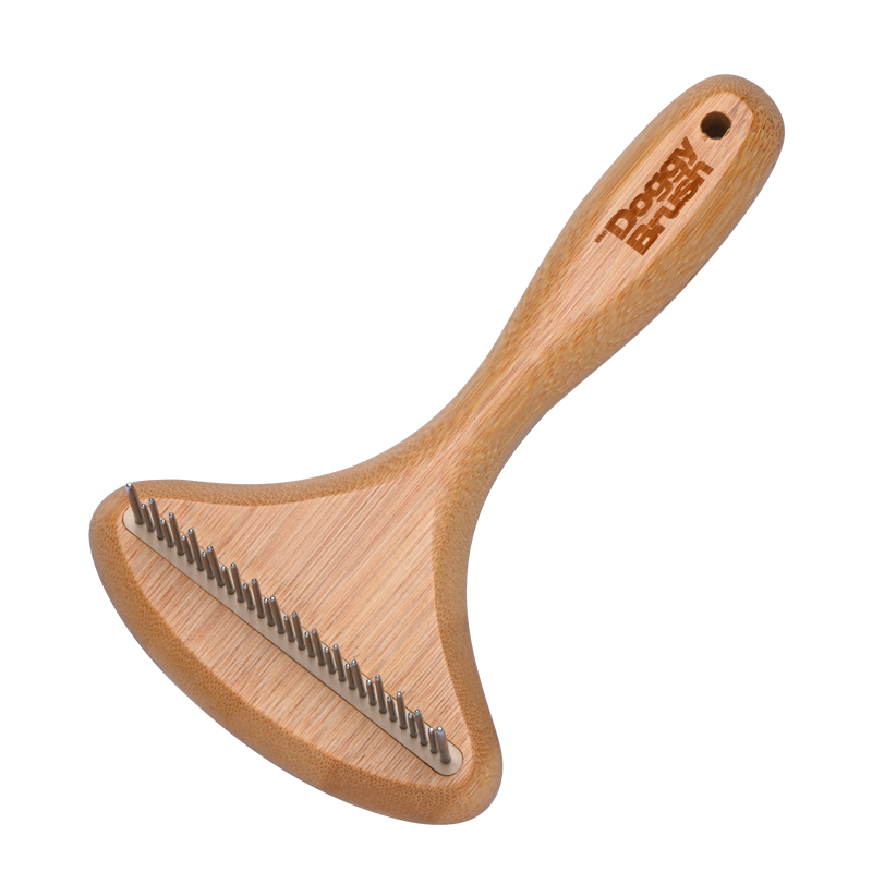 Ergonomische Tierbürste mit Holzgriff und gebogener Metallkante zum Entwirren und Entfernen von Unterwolle.