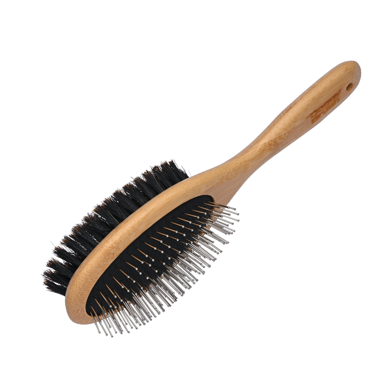 "DoggyBrush 2-IN-1: Ergonomische Haarbürste mit Holzgriff, Nylonborsten und Metallpins für effektives Fellpflege."