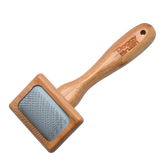 Hochwertige Hundebürste mit ergonomischem Holzgriff und feinen Metallstiften zum sanften Entwirren des Fells.