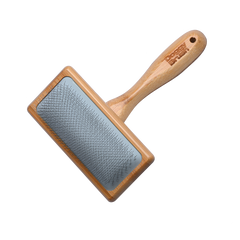 Hundebürste mit ergonomischem Holzgriff und feinen Metallzähnen zur effektiven Fellpflege für Haustiere.