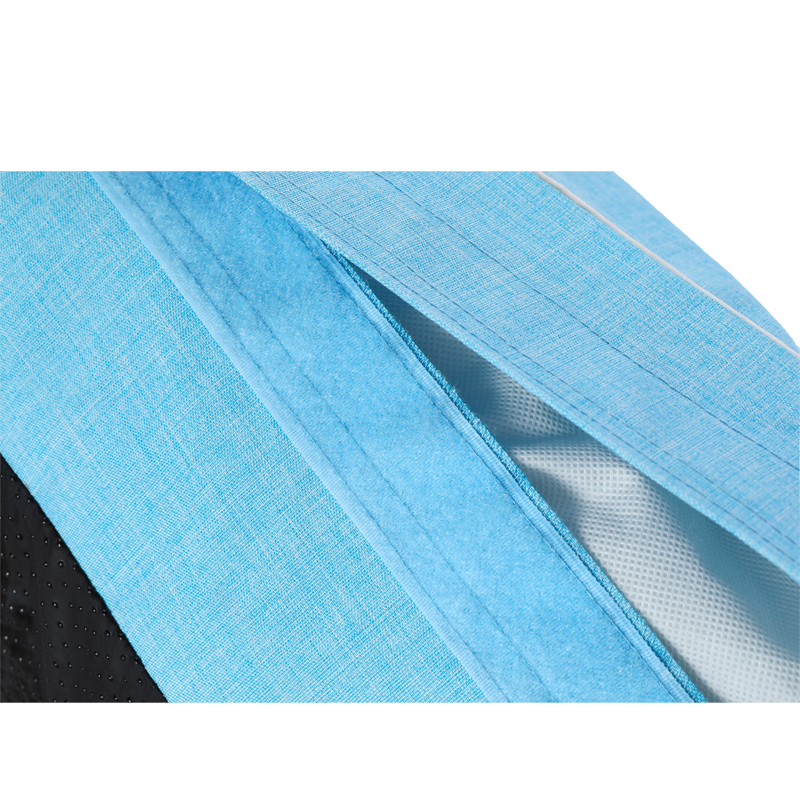 DoggySi?sta Strong Produktdetail in Blau mit verschiedenen Stofftexturen auf schwarzem Hintergrund.