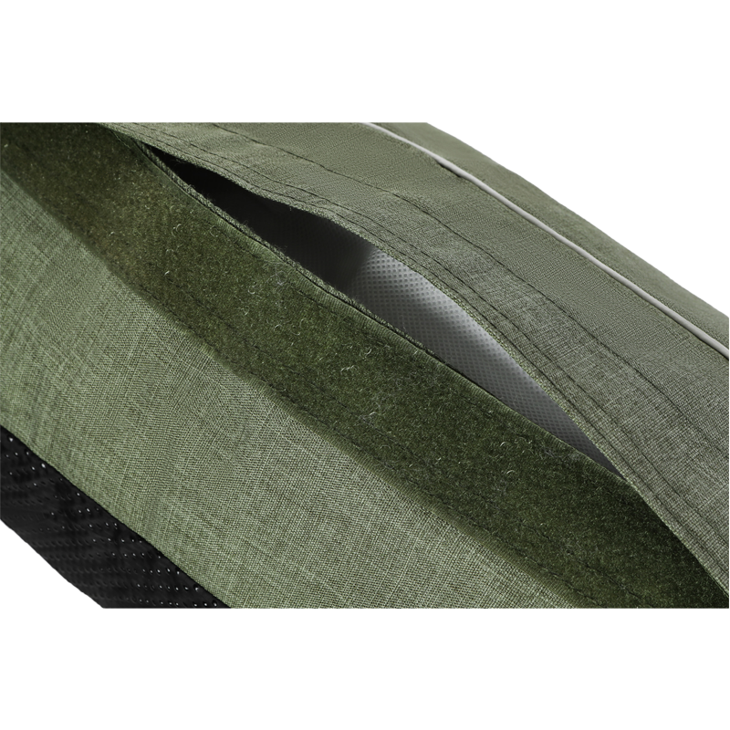 Grüne Tasche aus strapazierfähigem Material mit glatter Oberseite und strukturierter Unterseite, ideal für unterwegs.
