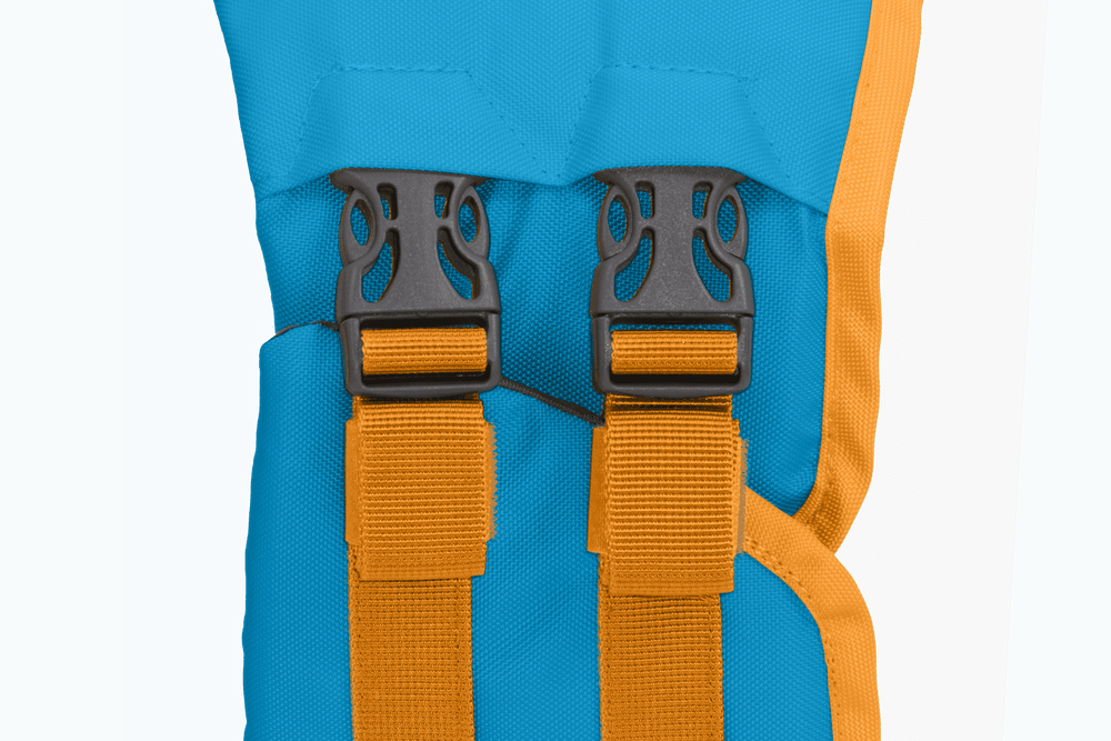 "Float Coat™ Schwimmweste für Hunde mit schwarzen Schnallen und orangefarbenen Riemen auf blauem Stoff."