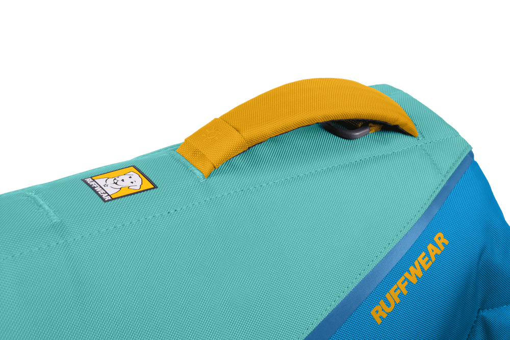 "Türkisfarbene Hundetragetasche von Ruffwear mit orangefarbenem Griff, funktional und hochwertig gestaltet."