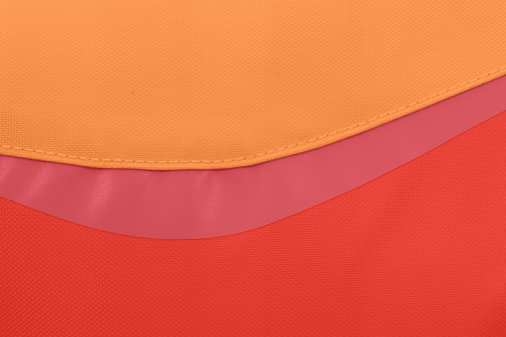 "Float Coat™ Schwimmweste für Hunde in verschiedenen Farben: orange, pink und rot mit glatter Textur."