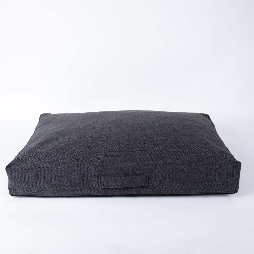 Rechteckiges Hundebett Clean in dunklem Grau, schlichtes Design mit leichter Struktur und ohne Muster.