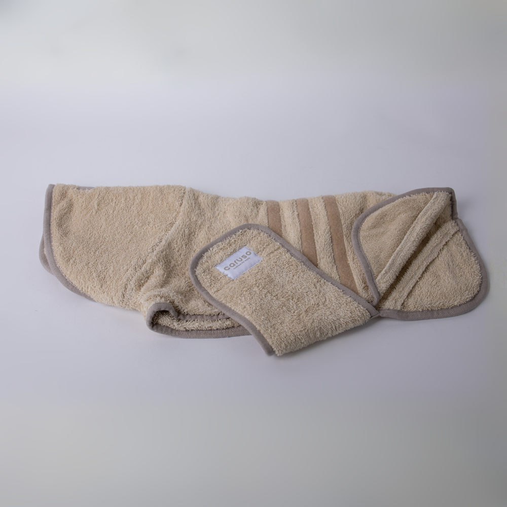 Hundebademantel Cozy Hug in beige-braun, weiches Frottee, bequem für nach dem Bad, mit angenähtem Etikett.