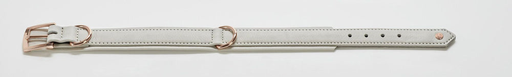 Stylisches graues Lederarmband mit roségoldener Schließe und Ringen, ideal für elegante Fashion-Statements.