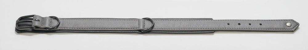 Stylisches graues Lederarmband mit glatter Oberfläche und Schnalle für ein modisches Statement.