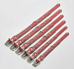 ALT-Text: Elegantes rotes Hundehalsband aus Leder mit stilvollen silberfarbenen Applikationen und verstellbaren Schnallen.