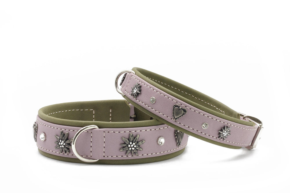 Zwei elegante Lederhalsbänder in Lila und Grün mit herz- und blumenförmigen Metallanhängern sowie Strasssteinen.