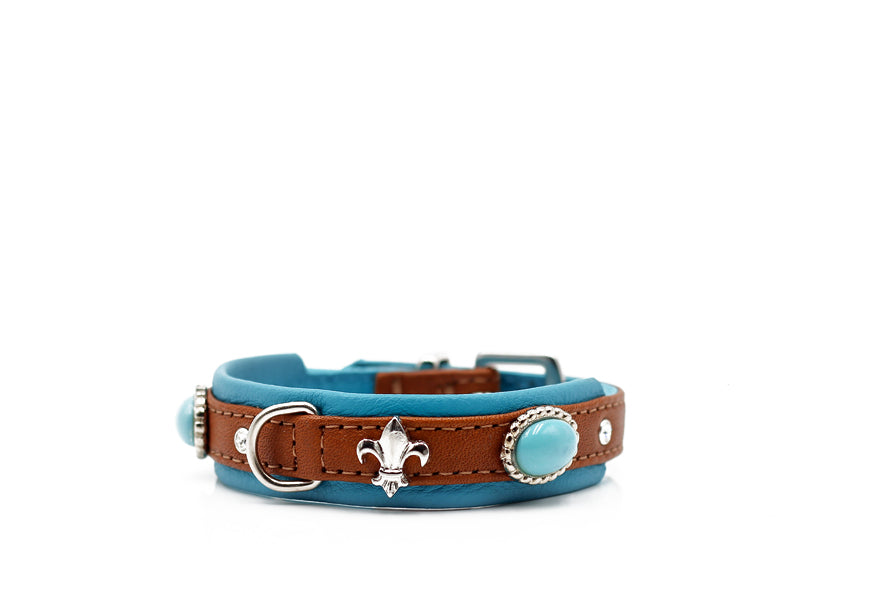 Braunes Leder-Hundehalsband Mini Ibiza mit blauen Elementen, Lilienmotiv und Metallschnalle für stilvolle Haustiere.
