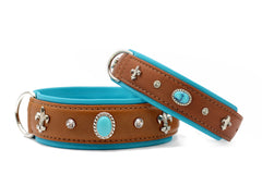 Zwei elegante Lederhalsbänder für Hunde in Braun und Türkis, eines breiter, das andere schmaler.