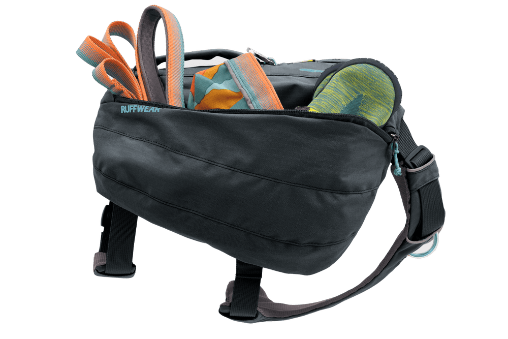 Schwarzer Front Range® Tagesrucksack von Ruffwear mit offenem Hauptfach und Hundetraining-Zubehör.