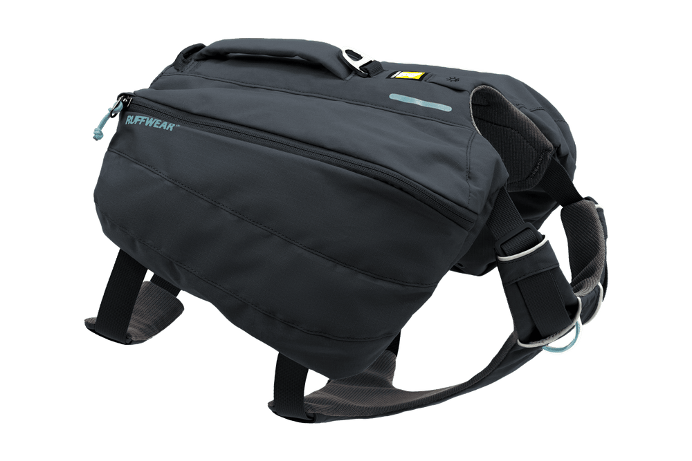 Schwarze Ruffwear Hundetasche mit mehreren Fächern, verstellbarem Gurt und wetterfestem Material für Outdoor-Abenteuer.