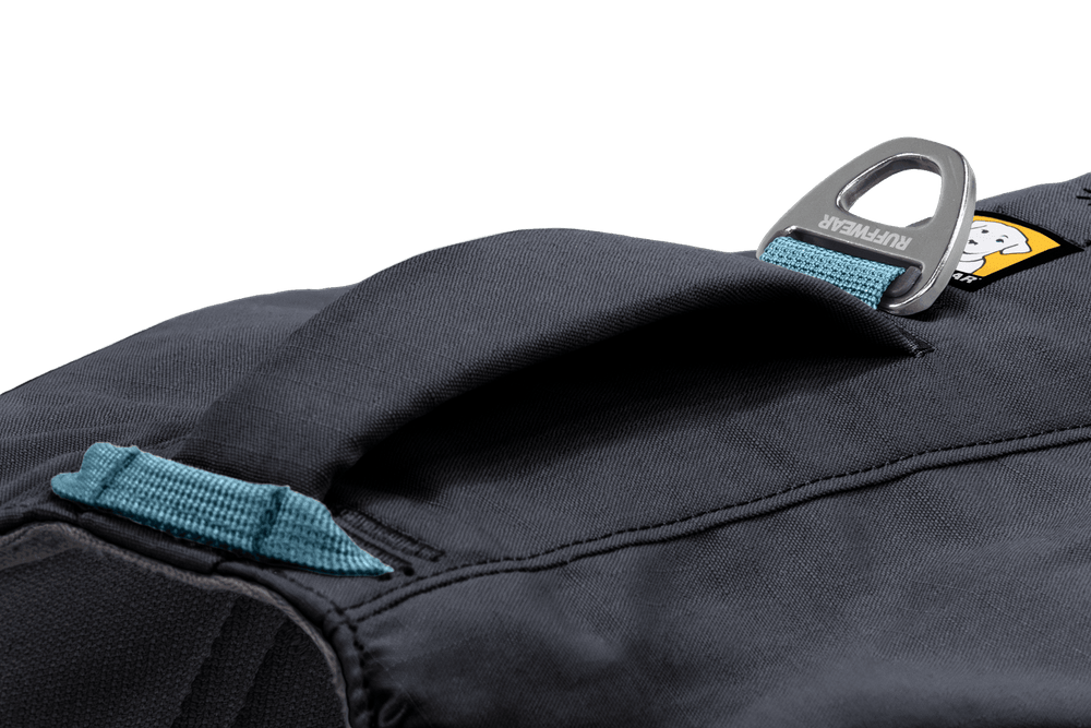 Front Range® Tagesrucksack in dunkler Farbe mit stabilem Tragegriff und Metallring für optimale Funktionalität.