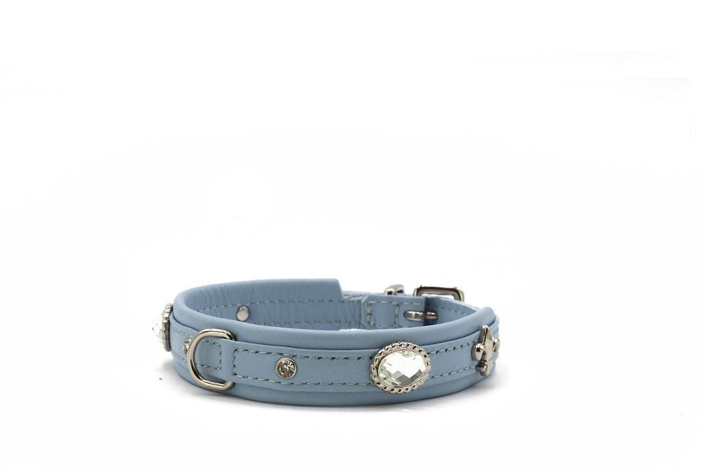 Hellblaues Lederhundehalsband "Mini Diamond Sunrise" mit Schmucksteinen und D-Ring für die Leinenbefestigung.