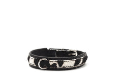Halsband aus schwarzem Leder mit Kuhfellmuster in Schwarz und Weiß, verstellbar mit D-Ring für Leinenbefestigung.