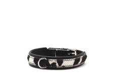 Halsband aus schwarzem Leder mit Kuhfellmuster in Schwarz und Weiß, verstellbar mit D-Ring für Leinenbefestigung.