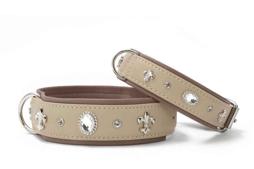 Beige Hundehalstücher mit glitzernden Schmucksteinen und elegantem Muster für stilvolle Vierbeiner.