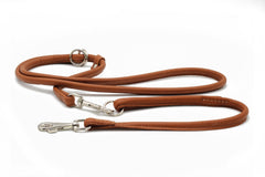 Braune, runde Umhängeleine aus weichem Leder mit eleganten Karabinern und Befestigungsring für Hunde.