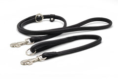 Drei schwarze, rundgenähte Hundeleinen aus Leder in verschiedenen Längen mit stabilen Karabinern und hochwertiger Verarbeitung.