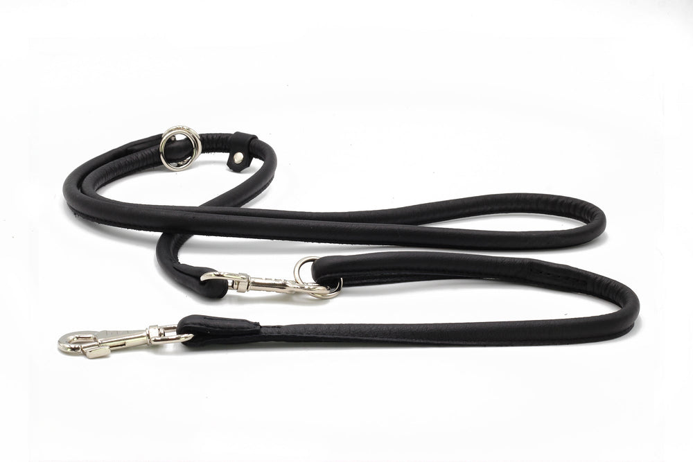 Schwarze, runde Hundeleine aus flexiblem Material mit Karabinerhaken und weicher Textur. Ideal für Spaziergänge.