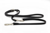 Schwarze, runde Hundeleine aus flexiblem Material mit Karabinerhaken und weicher Textur. Ideal für Spaziergänge.