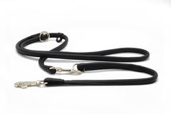 Schwarze, runde Hundeleine aus flexiblem Material mit Karabinerhaken und weicher Textur. Ideal für Spaziergänge.