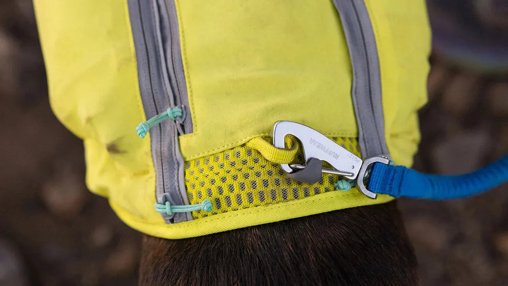 Gelbe Trail Runner™ Hunde-Laufweste mit reflektierenden Streifen und grauem Netzmaterial für sicheres Laufen mit Hund.