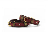 Hunde Halsband Mini Herzilein in Burgunderrot mit goldenen Verzierungen und Herzen aus Leder.