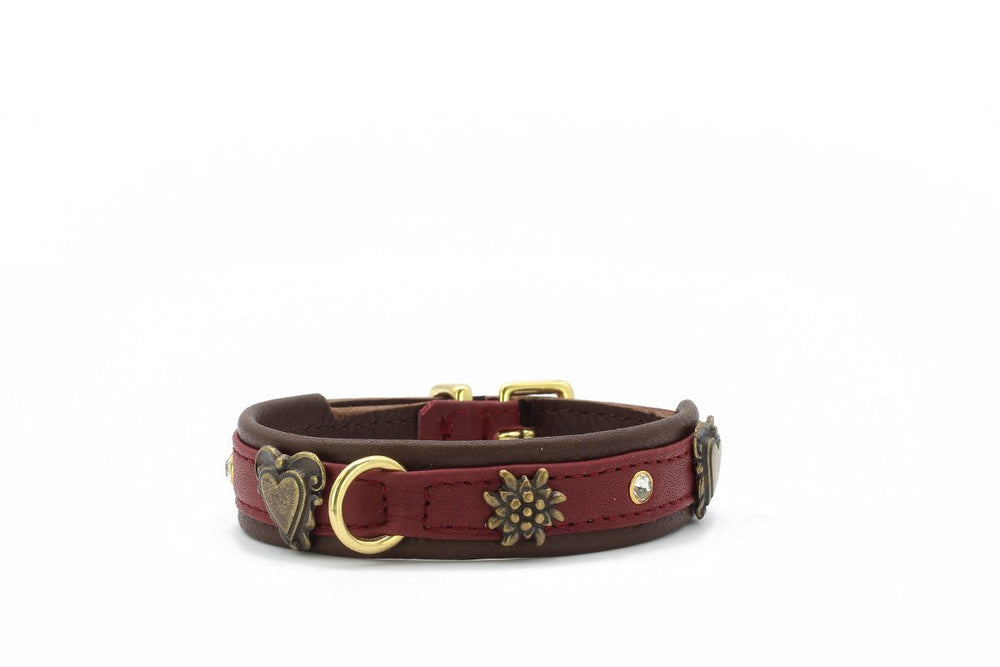 Rotes Lederhalsband mit braunen Akzenten, Herz- und Blütenmotiven, goldfarbenem Ring und glänzendem Stein.