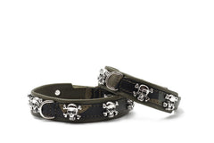 "Olivgrünes Lederhalsband mit silbernen Schädeln und Metallschnalle in zwei Größen."