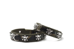 "Olivgrünes Lederhalsband mit silbernen Schädeln und Metallschnalle in zwei Größen."