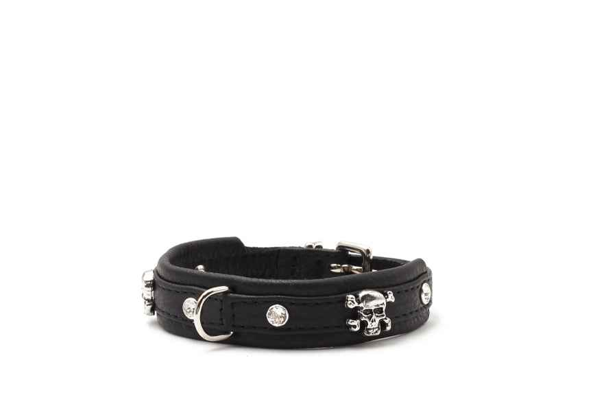 Schwarzes Lederarmband mit Totenkopf-Anhänger und silbernen Nieten, ideal für den täglichen Gebrauch.