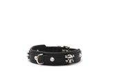 Schwarzes Lederarmband mit Totenkopf-Anhänger und silbernen Nieten, ideal für den täglichen Gebrauch.