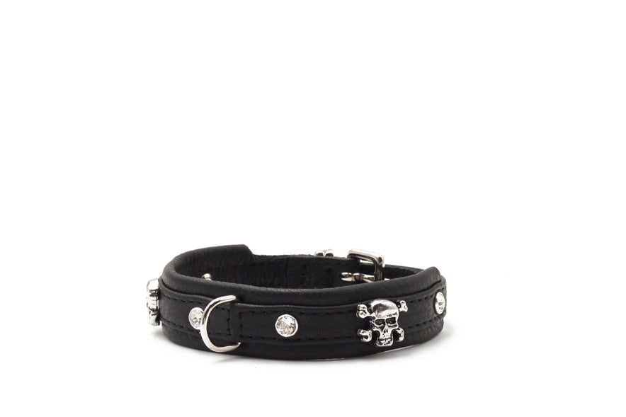Schwarzes Lederarmband mit silbernen Nägeln und Totenkopf, robuster und stilvoller Verschluss, ideal für modische Akzente.