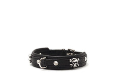 Schwarzes Lederarmband mit silbernen Nägeln und Totenkopf, robuster und stilvoller Verschluss, ideal für modische Akzente.