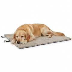 Schlafender Hund auf beiger, strukturierter Hundematte "TEDDY" mit dunklen Rändern, entspannt und gemütlich.