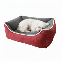 Hundefreundliches Schlafbett "ARNO" in Rot und Grau mit erhöhtem Rand, ideal für gemütliche Nächte, kleiner Hund schläft.