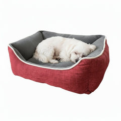 Hundefreundliches Schlafbett "ARNO" in Rot und Grau mit erhöhtem Rand, ideal für gemütliche Nächte, kleiner Hund schläft.