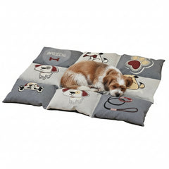 Quadratisches Hundekissen "PATCHY" in Grau und Beige mit gepolsterten Feldern und Hundemotiven wie Knochen und Pfoten.