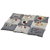 Gepolstertes Hundekissen "PATCHY" in Grau mit Patchwork-Design und bunten Hunde-Motiven, verfügbar in neun quadratischen Varianten.