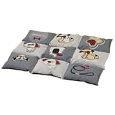 Gepolstertes Hundekissen "PATCHY" in Grau mit Patchwork-Design und bunten Hunde-Motiven, verfügbar in neun quadratischen Varianten.