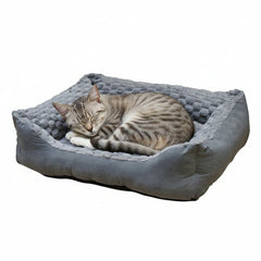 Graues Katzenbett "Diamond" mit weicher Polsterung und einer grau gestreiften Katze, die gemütlich darin schläft.
